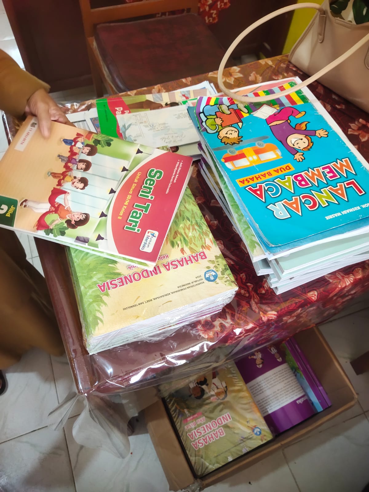 Sampul Buku Bahasa Indonesia